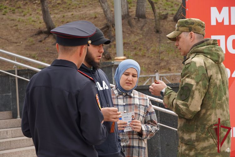 В Бурятии росгвардейцы и волонтеры провели патриотическую акцию «Георгиевская лента»