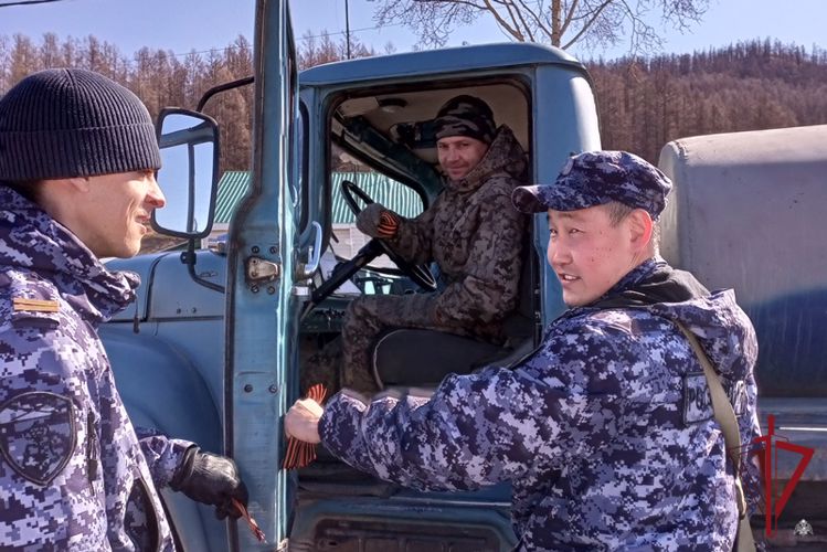 В Бурятии росгвардейцы и волонтеры провели патриотическую акцию «Георгиевская лента»