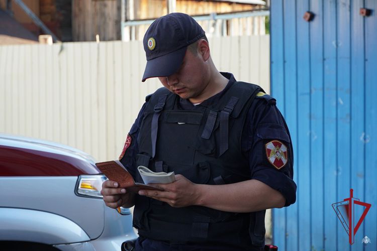 В Улан-Удэ сотрудники Росгвардии задержали женщину, находящуюся в розыске