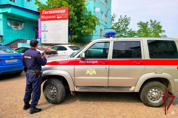 В Улан-Удэ сотрудники Росгвардии задержали женщину, находящуюся в розыске
