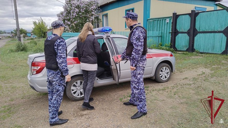 В Бурятии сотрудники Росгвардии задержали подозреваемую в нанесении ранения сестре
