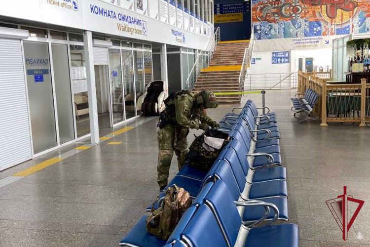 В аэропорту «Байкал» взрывотехники Росгвардии произвели осмотр бесхозной сумки