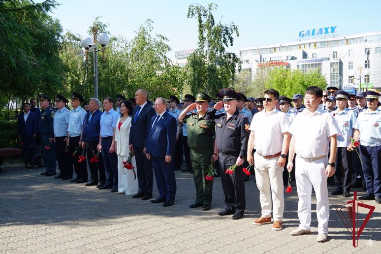 Росгвардейцы Бурятии приняли участие в патриотической акции «Свеча памяти»