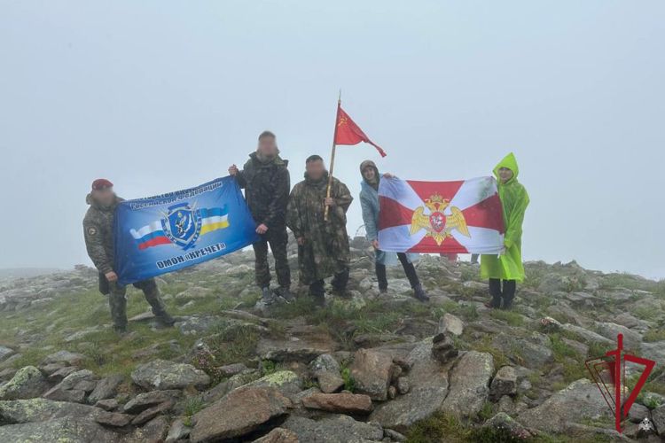 Росгвардейцы Бурятии совершили восхождение на пик Черского