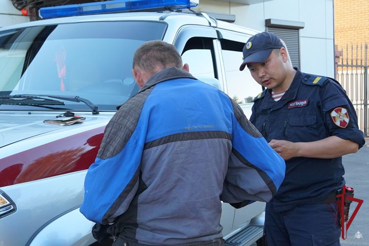 В районе Бурятии росгвардейцы задержали подозреваемого в краже телефона