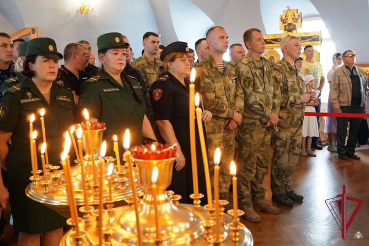 В Улан-Удэ росгвардейцы приняли участие во Всероссийском молебне о Победе