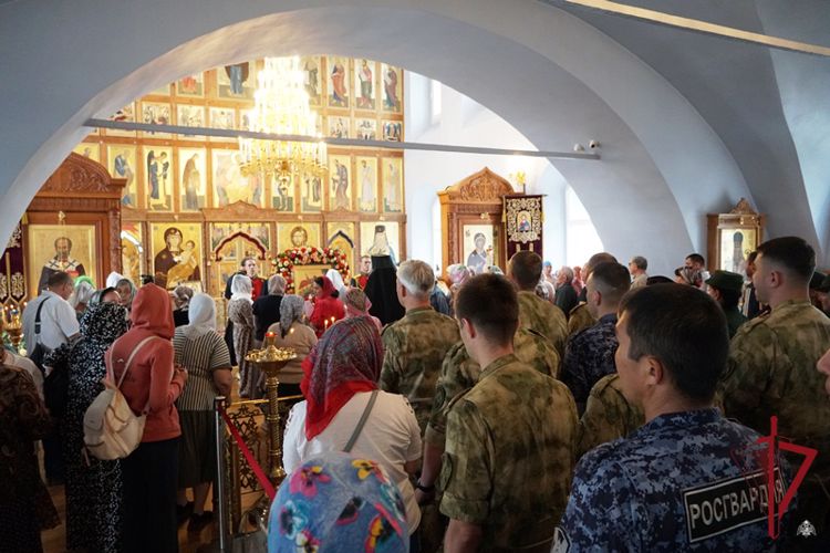 В Улан-Удэ росгвардейцы приняли участие во Всероссийском молебне о Победе