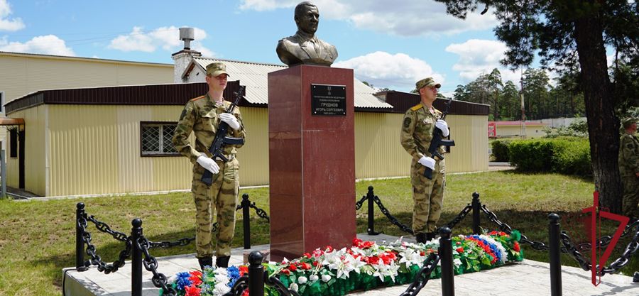 В Улан-Удэ открыли бюст Герою России генерал-полковнику Игорю Груднову