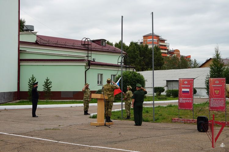 Росгвардейцы Бурятии приняли участие в торжественном митинге ко Дню Государственного флага России