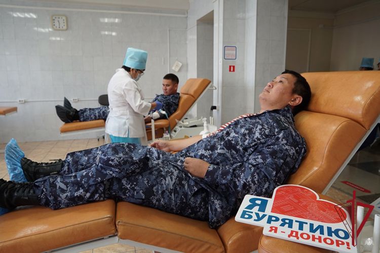 В Улан-Удэ росгвардейцы сдали донорскую кровь