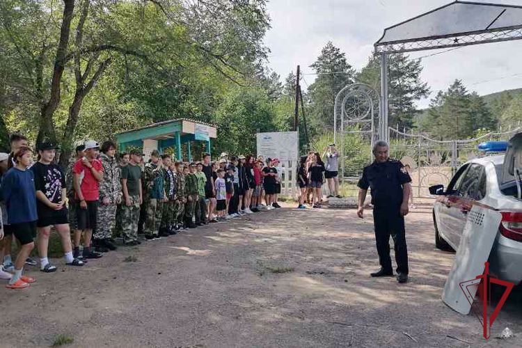 В Бурятии сотрудники Росгвардии провели урок мужества в детском лагере