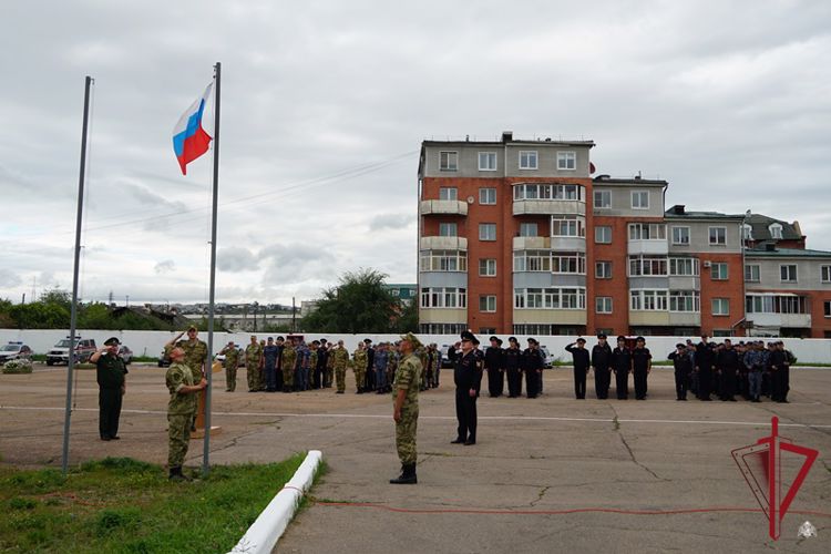 Росгвардейцы Бурятии приняли участие в торжественном митинге ко Дню Государственного флага России