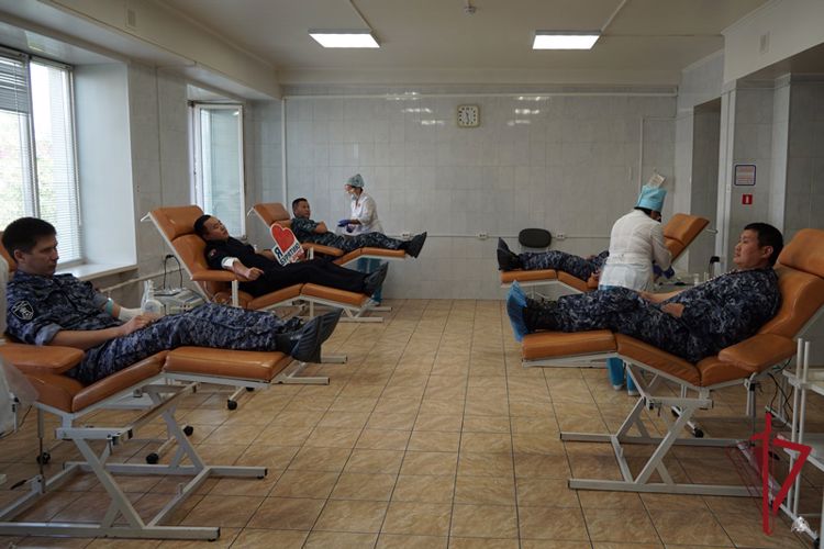 В Улан-Удэ росгвардейцы сдали донорскую кровь