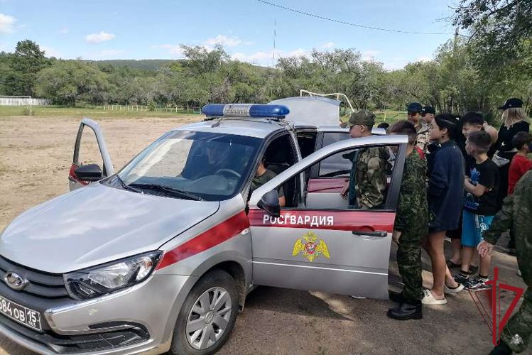 В Бурятии сотрудники Росгвардии провели урок мужества в детском лагере