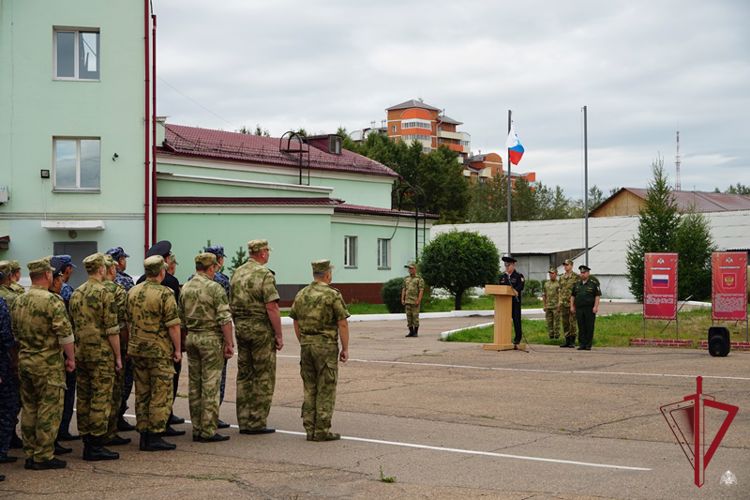 Росгвардейцы Бурятии приняли участие в торжественном митинге ко Дню Государственного флага России