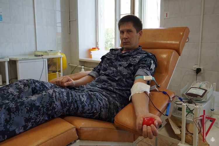 В Улан-Удэ росгвардейцы сдали донорскую кровь