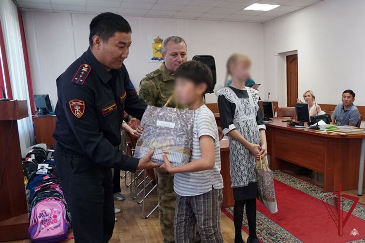 В Бурятии росгвардейцы поддержали акцию «Здравствуй, школа!»
