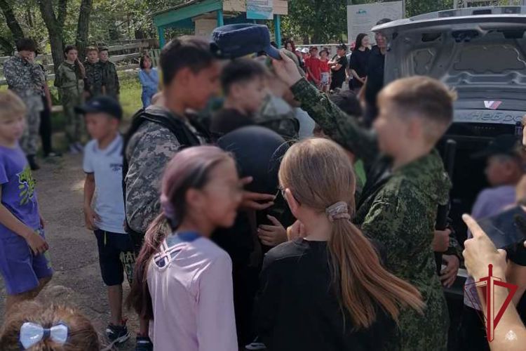 В Бурятии сотрудники Росгвардии провели урок мужества в детском лагере