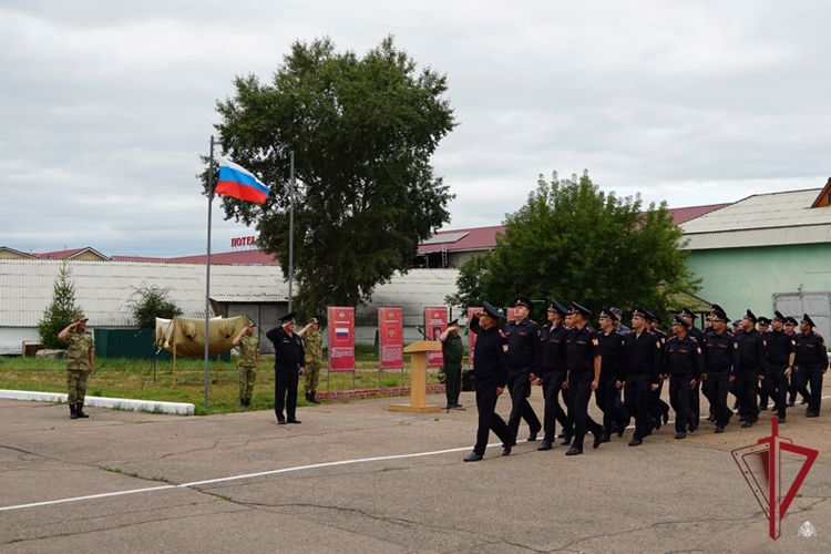 Росгвардейцы Бурятии приняли участие в торжественном митинге ко Дню Государственного флага России