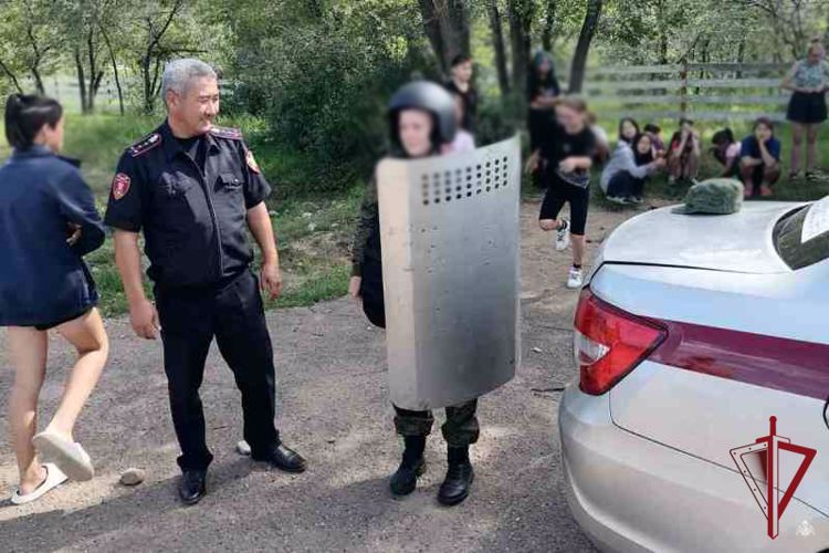 В Бурятии сотрудники Росгвардии провели урок мужества в детском лагере