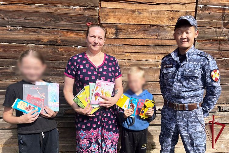 В Бурятии росгвардейцы поддержали акцию «Здравствуй, школа!»
