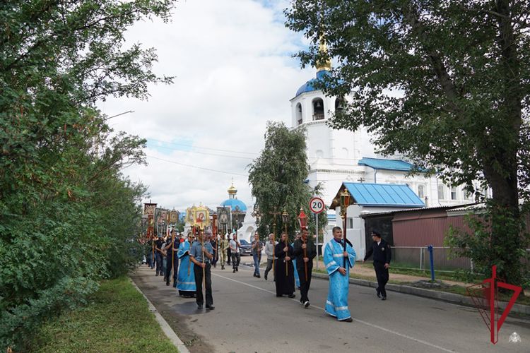 В Улан-Удэ росгвардейцы приняли участие в Одигитриевском крестном ходе
