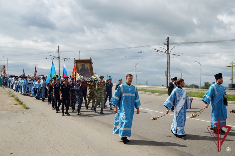 В Улан-Удэ росгвардейцы приняли участие в Одигитриевском крестном ходе