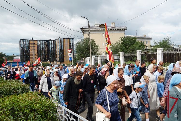 В Улан-Удэ росгвардейцы приняли участие в Одигитриевском крестном ходе