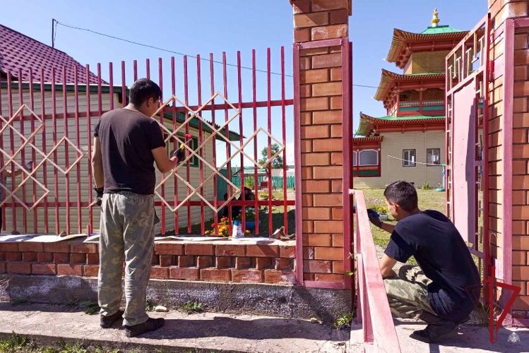 На севере Бурятии росгвардейцы оказали помощь дацану