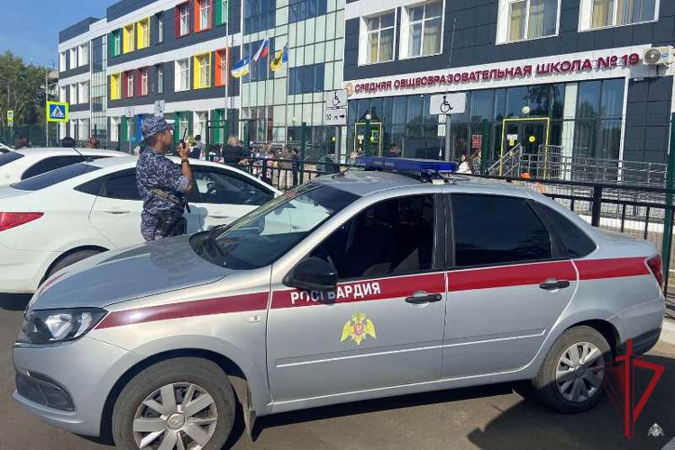 В Бурятии росгвардейцы обеспечивают безопасность школьников в День знаний