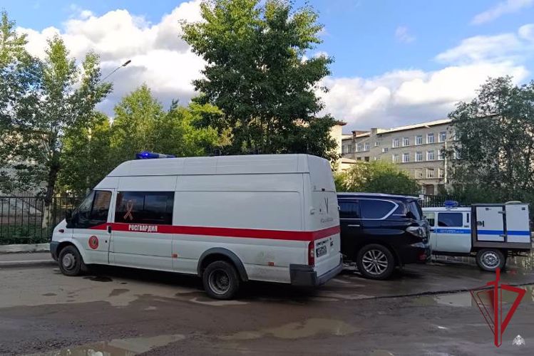 Взрывотехники Росгвардии обследовали школу в Улан-Удэ