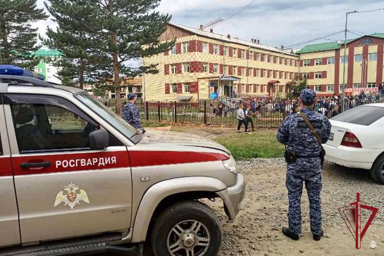 В Бурятии росгвардейцы обеспечивают безопасность школьников в День знаний