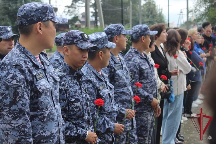 В Улан-Удэ росгвардейцы почтили память павших в Великой Отечественной войне 