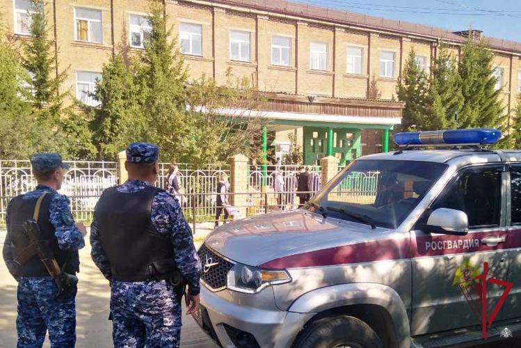 В Бурятии росгвардейцы обеспечивают безопасность школьников в День знаний