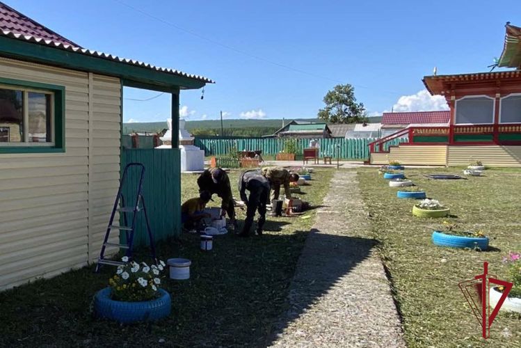 На севере Бурятии росгвардейцы оказали помощь дацану