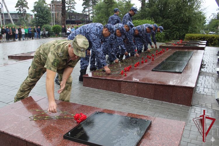 В Улан-Удэ росгвардейцы почтили память павших в Великой Отечественной войне 