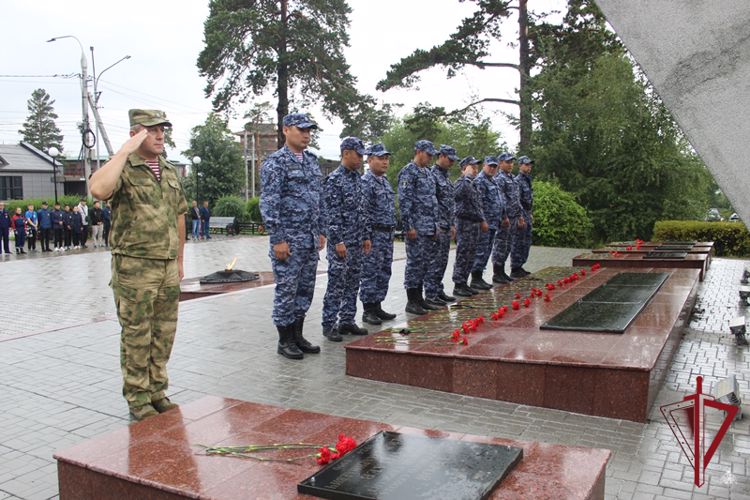 В Улан-Удэ росгвардейцы почтили память павших в Великой Отечественной войне 