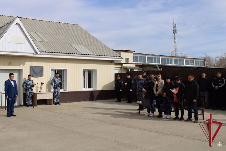В Иркутской области открыли мемориальную доску в память о сотруднике спецподразделения Росгвардии Бурятии