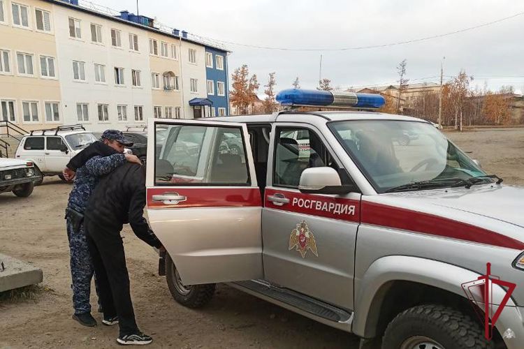 В Северобайкальске росгвардейцы обезвредили мужчину, напавшего на соседа