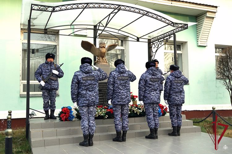 Ко Дню вневедомственной охраны в Росгвардии поощрили лучших сотрудников и работников