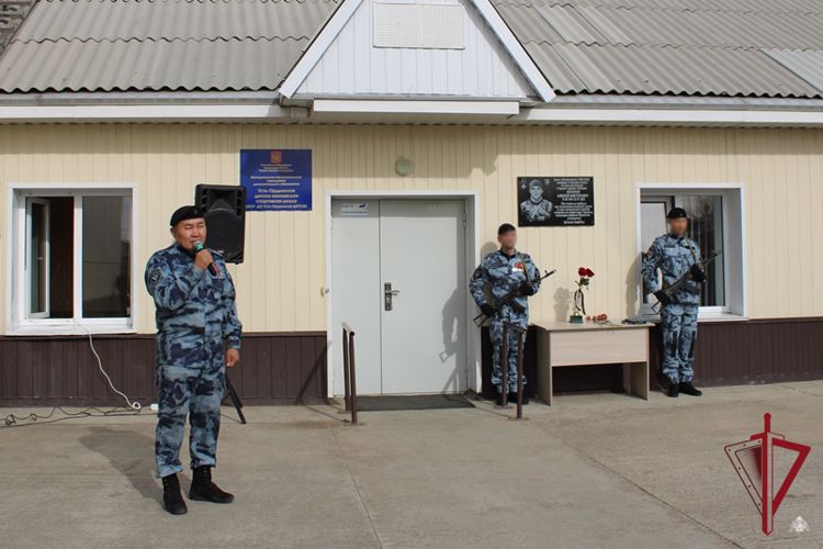 В Иркутской области открыли мемориальную доску в память о сотруднике спецподразделения Росгвардии Бурятии