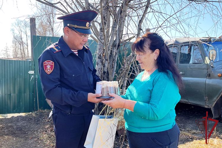 В Бурятии росгвардейцы поздравили ветеранов с Днем пожилого человека