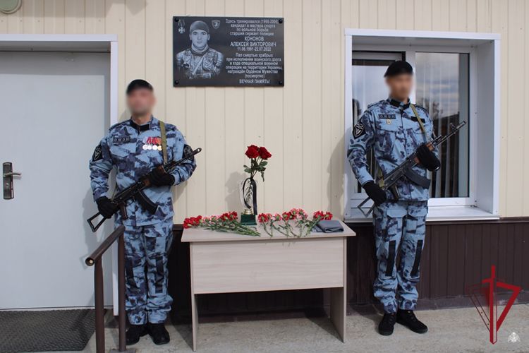 В Иркутской области открыли мемориальную доску в память о сотруднике спецподразделения Росгвардии Бурятии