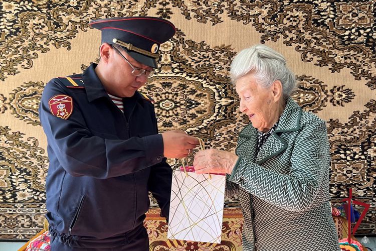 В Бурятии росгвардейцы поздравили ветеранов с Днем пожилого человека