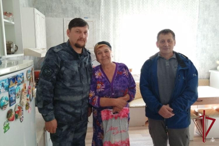 В Бурятии росгвардейцы поздравили ветеранов с Днем пожилого человека