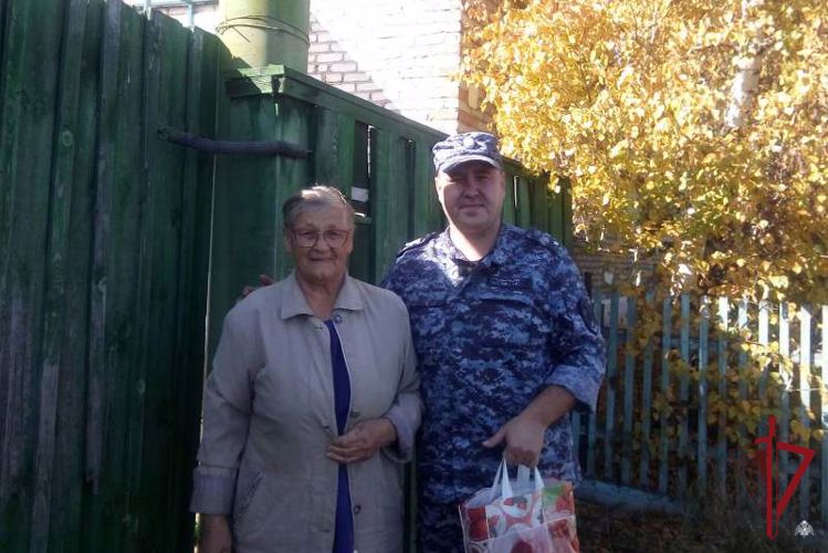 В Бурятии росгвардейцы поздравили ветеранов с Днем пожилого человека