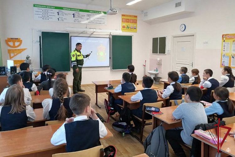 В Улан-Удэ росгвардеец провел урок безопасности для школьников