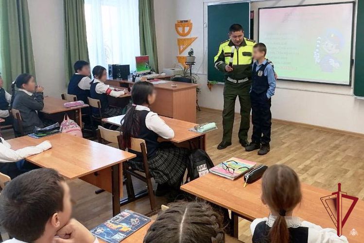 В Улан-Удэ росгвардеец провел урок безопасности для школьников