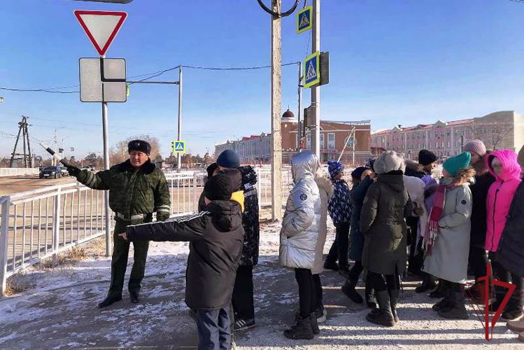 В Улан-Удэ росгвардеец провел урок безопасности для школьников