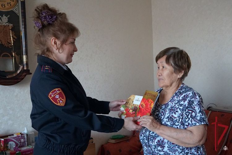 Росгвардейцы поздравили женщин с Днем матери